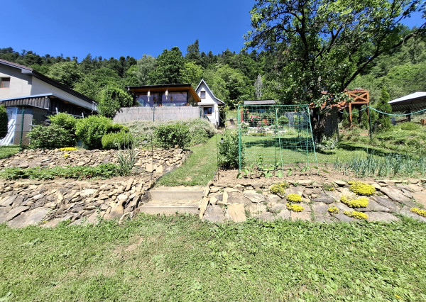 Záhrada s murovanou chatou a altánkom – Levoča