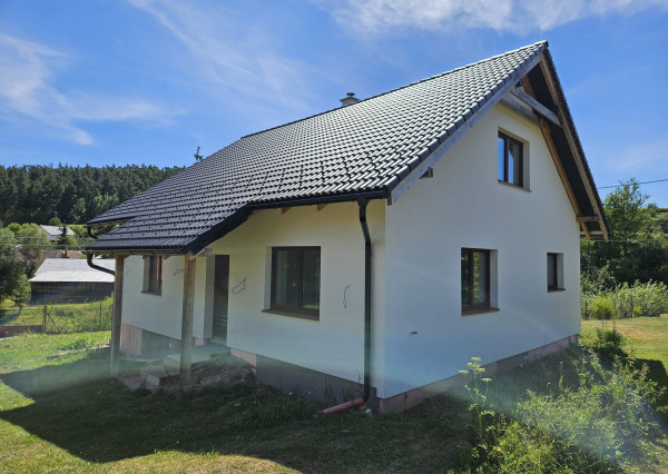Rodinný dom po rozsiahlej rekonštrukcii na veľkom pozemku v obci Kurimany pri Spišskej Novej Vsi - fotografia 2