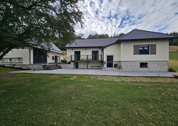Vidiecke sídlo s pozemkom 11 903 m², herňou, garážou v obci Nálepkovo, v pokojnej časti Zahajnica, okres Gelnica