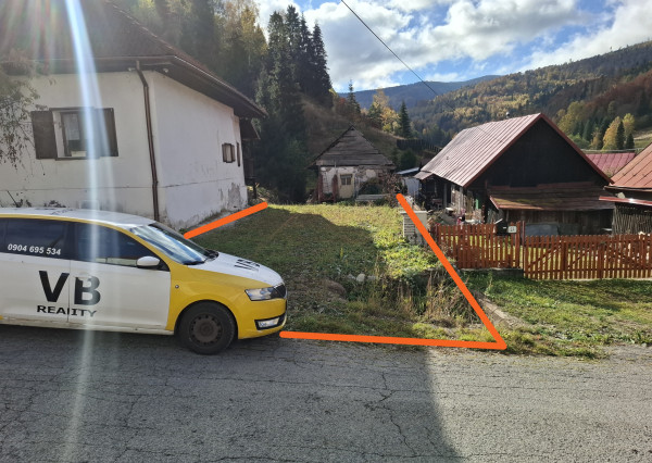 Stavebný pozemok s drevenou chalupou v krásnej obci Henclová
