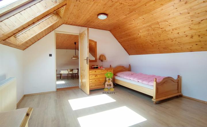 Jedinečný rodinný dom v obci Vinné s rozľahlým pozemkom - fotografia 6