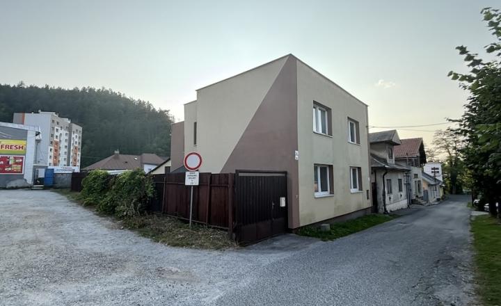 Rodinný dom v Krompachoch - REZERVOVANÉ - fotografia 1