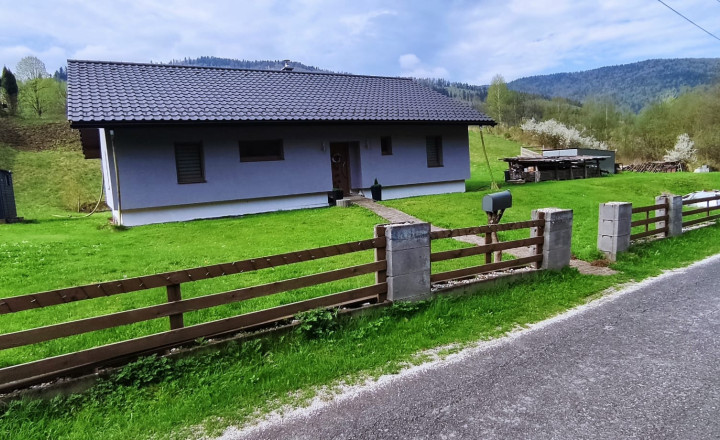 Pekná novostavba pod lesom v obci Kojšov - fotografia 1
