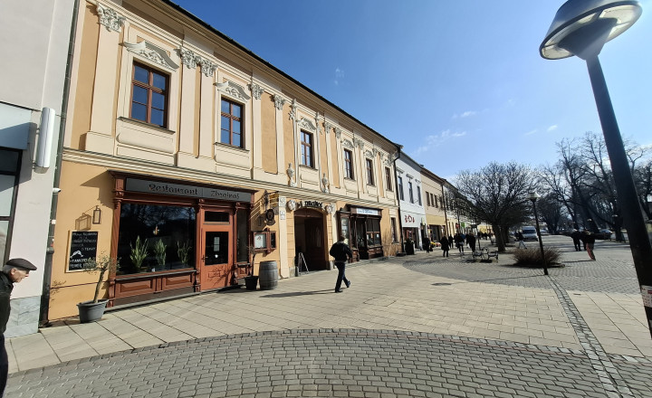 Priestory na prenájom priamo na námestí – Spišská Nová Ves - fotografia 1