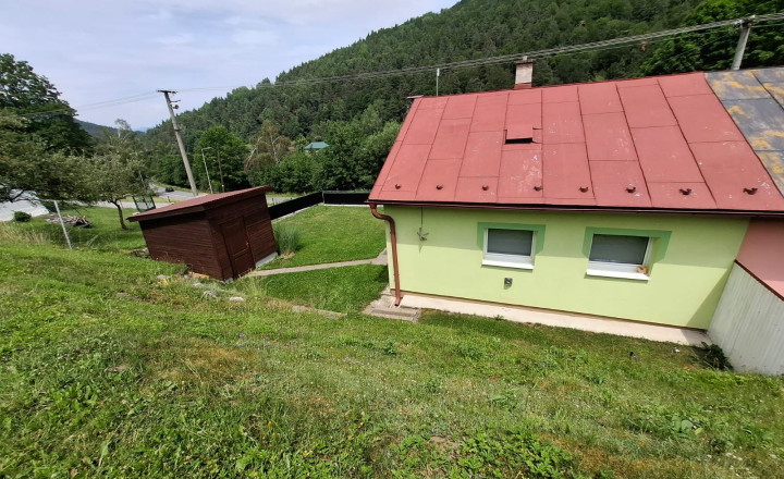Útulný rodinný dom so záhradou v obci Rudňany - fotografia 31