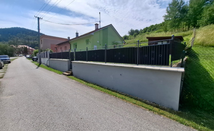 Útulný rodinný dom so záhradou v obci Rudňany - fotografia 36