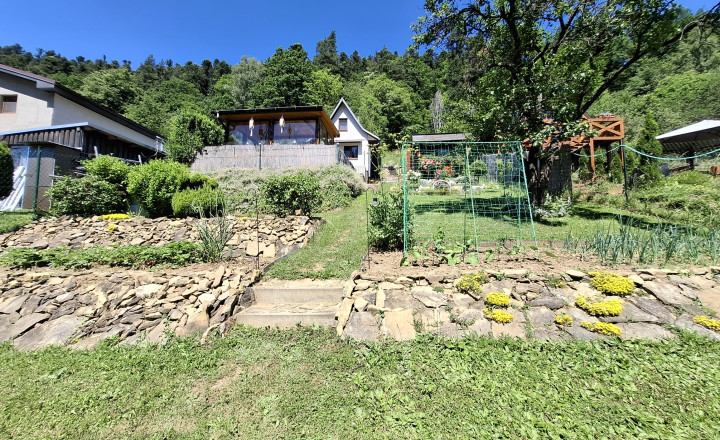 Záhrada s murovanou chatou a altánkom – Levoča - fotografia 40