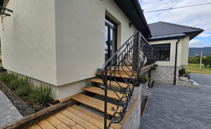 Vidiecke sídlo s pozemkom 11 903 m², herňou, garážou v obci Nálepkovo, v pokojnej časti Zahajnica, okres Gelnica - fotografia 20