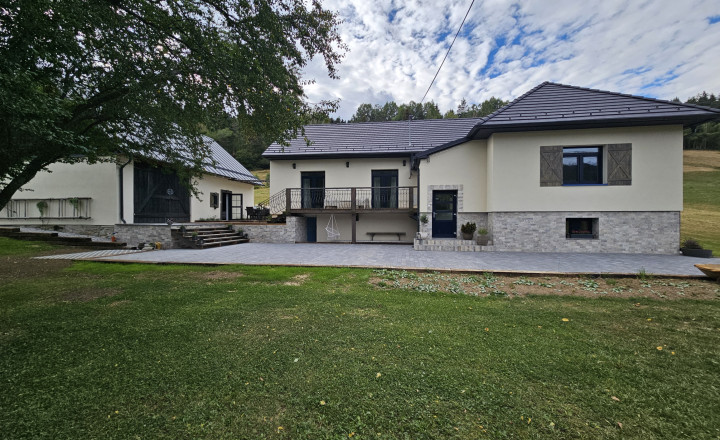 Vidiecke sídlo s pozemkom 11 903 m², herňou, garážou v obci Nálepkovo, v pokojnej časti Zahajnica, okres Gelnica - fotografia 1