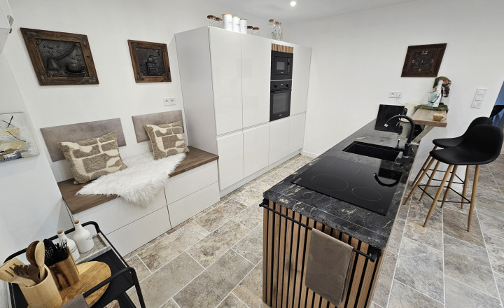 Vidiecke sídlo s pozemkom 11 903 m², herňou, garážou v obci Nálepkovo, v pokojnej časti Zahajnica, okres Gelnica - fotografia 11