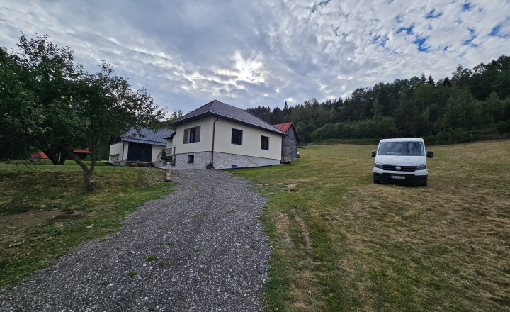 Vidiecke sídlo s pozemkom 11 903 m², herňou, garážou v obci Nálepkovo, v pokojnej časti Zahajnica, okres Gelnica - fotografia 69