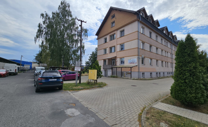 Rozsiahly obchodný priestor s výmerou 284 m², Poprad - fotografia 1