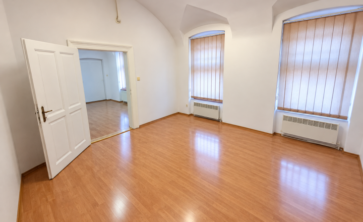 Kancelárske priestory priamo na námestí – 38 m² - fotografia 3