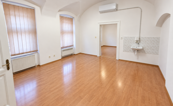 Kancelárske priestory priamo na námestí – 38 m² - fotografia 2