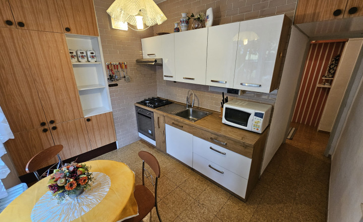 3-izbový byt v centre Spišskej Novej Vsi – 70 m², 3 pivnice – 10 m² - fotografia 1