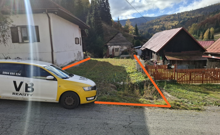 Stavebný pozemok s drevenou chalupou v krásnej obci Henclová - fotografia 1