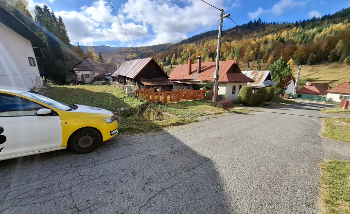 Stavebný pozemok s drevenou chalupou v krásnej obci Henclová - fotografia 2