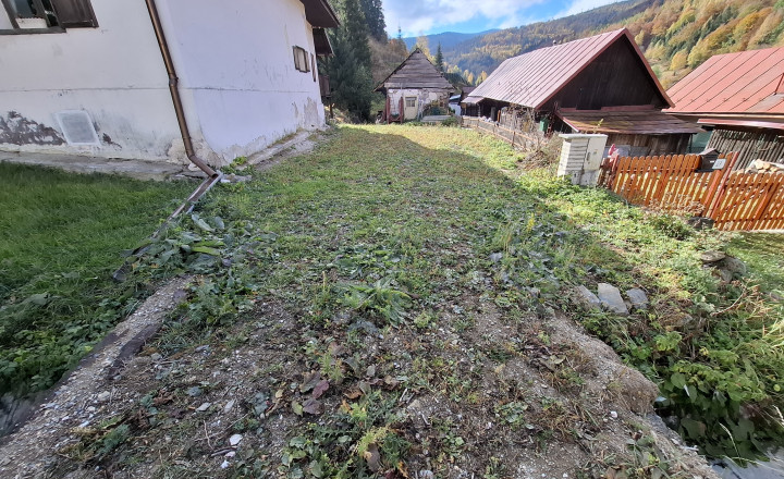 Stavebný pozemok s drevenou chalupou v krásnej obci Henclová - fotografia 3