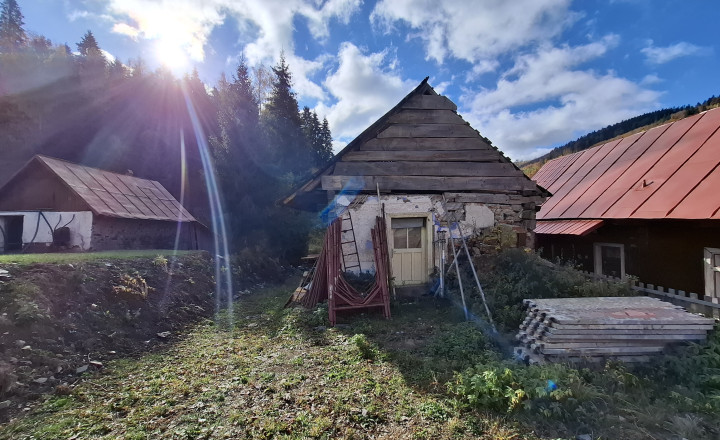 Stavebný pozemok s drevenou chalupou v krásnej obci Henclová - fotografia 7
