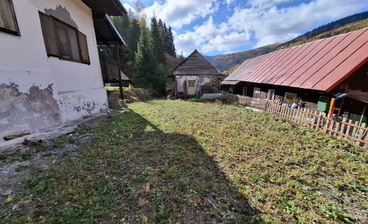 Stavebný pozemok s drevenou chalupou v krásnej obci Henclová - fotografia 6