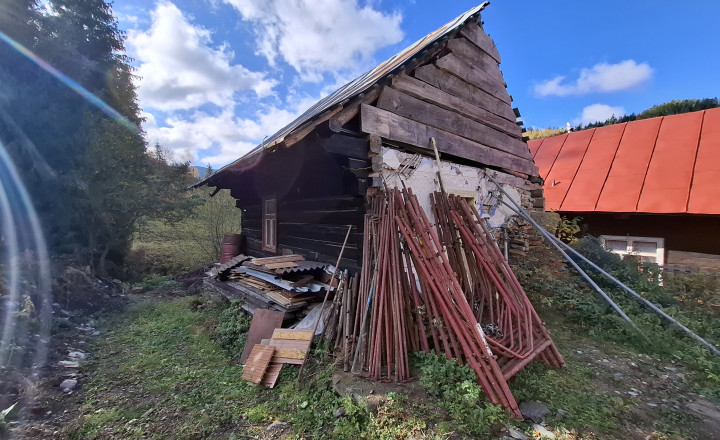 Stavebný pozemok s drevenou chalupou v krásnej obci Henclová - fotografia 8