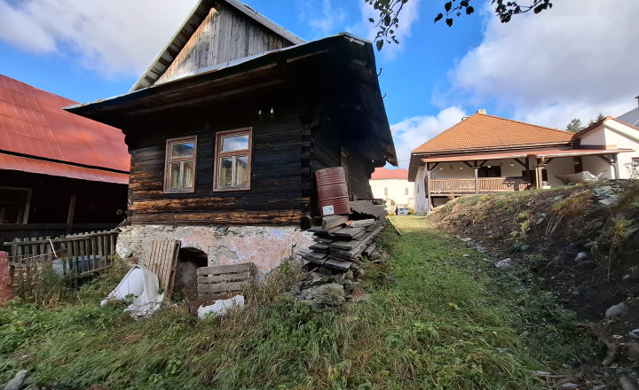 Stavebný pozemok s drevenou chalupou v krásnej obci Henclová - fotografia 9