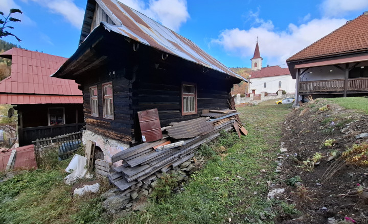 Stavebný pozemok s drevenou chalupou v krásnej obci Henclová - fotografia 10