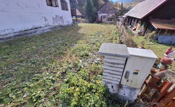 Stavebný pozemok s drevenou chalupou v krásnej obci Henclová - fotografia 5