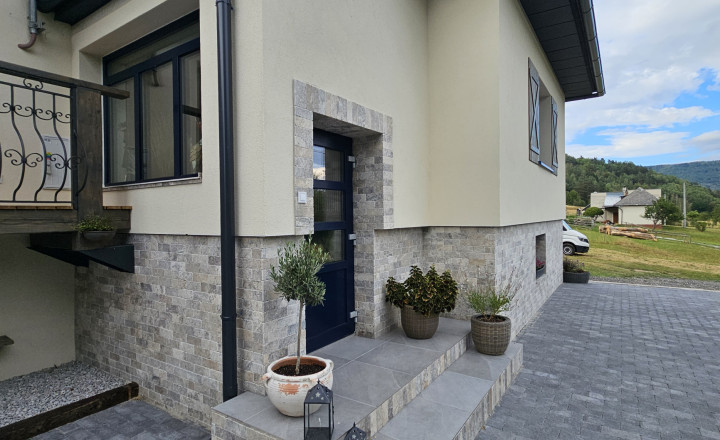 Vidiecke sídlo s pozemkom 11 903 m², herňou, garážou v obci Nálepkovo, v pokojnej časti Zahajnica, okres Gelnica - fotografia 2