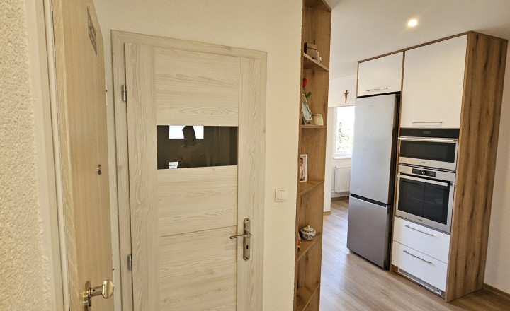 Moderný 3-izbový byt s balkónom po kompletnej rekonštrukcii - sídlisko Mier, Spišská Nová Ves - fotografia 42
