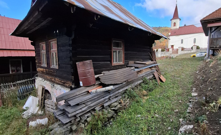 Stavebný pozemok s drevenou chalupou v krásnej obci Henclová - fotografia 11