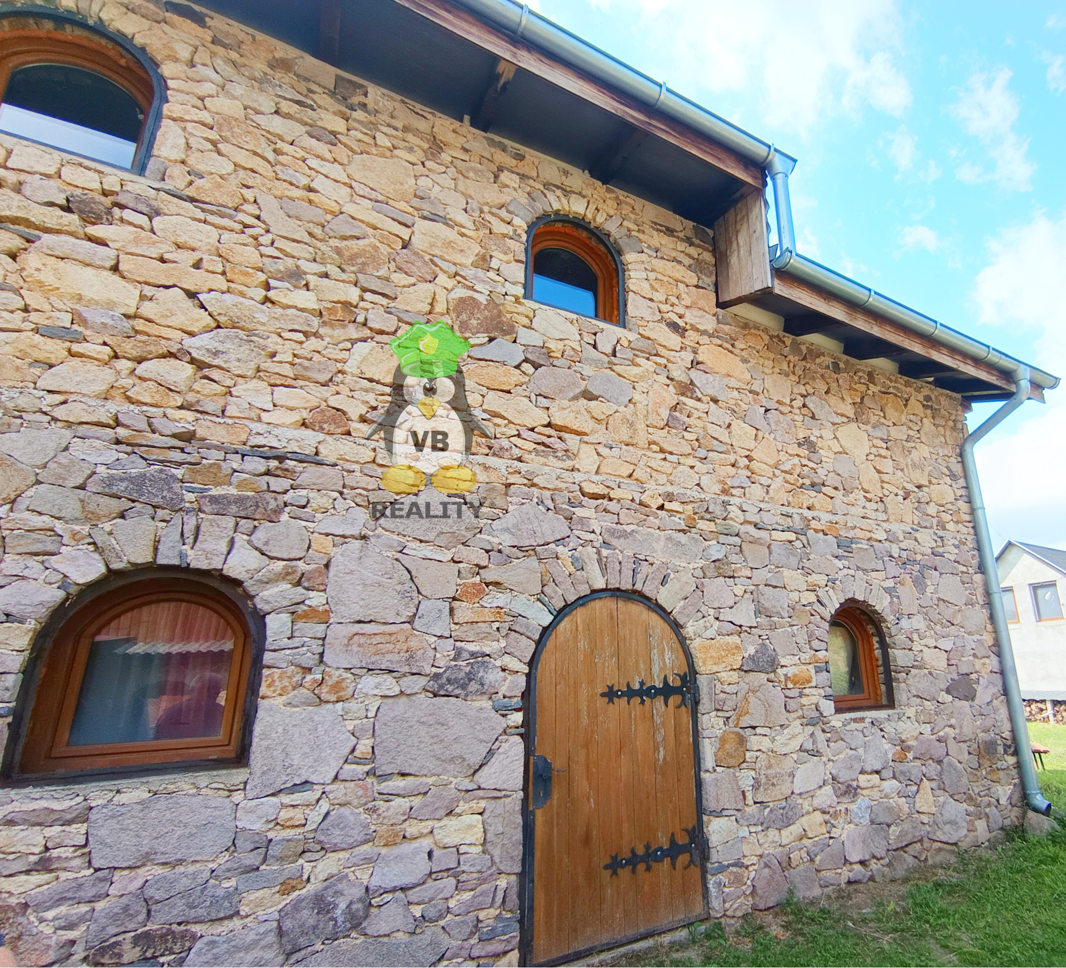 Kamenná chata s vínnou pivnicou v srdci kameňolomu