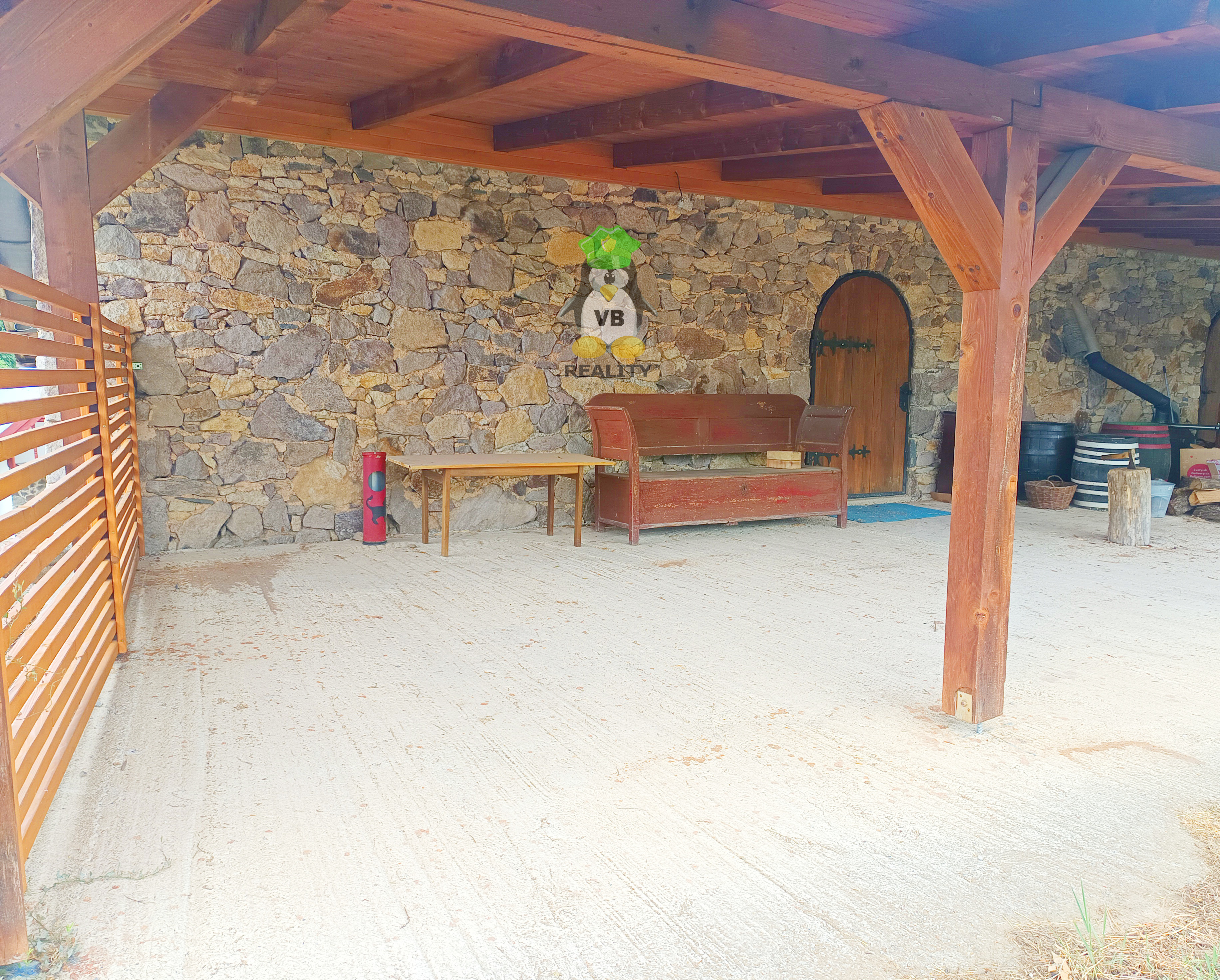 Kamenná chata s vínnou pivnicou v srdci kameňolomu