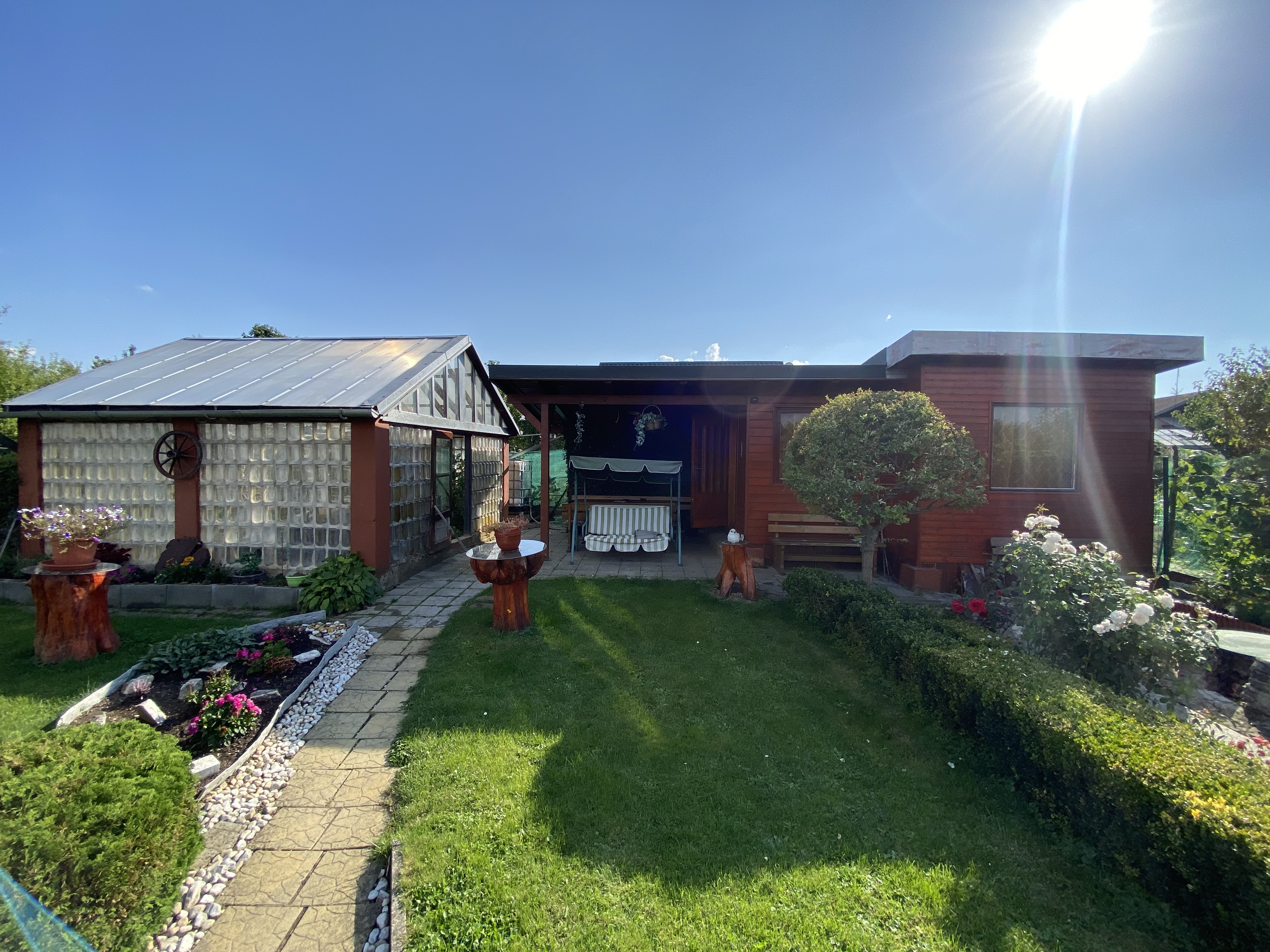 Ponúkame na predaj záhradu s chatkou v pri sídlisku Mier.