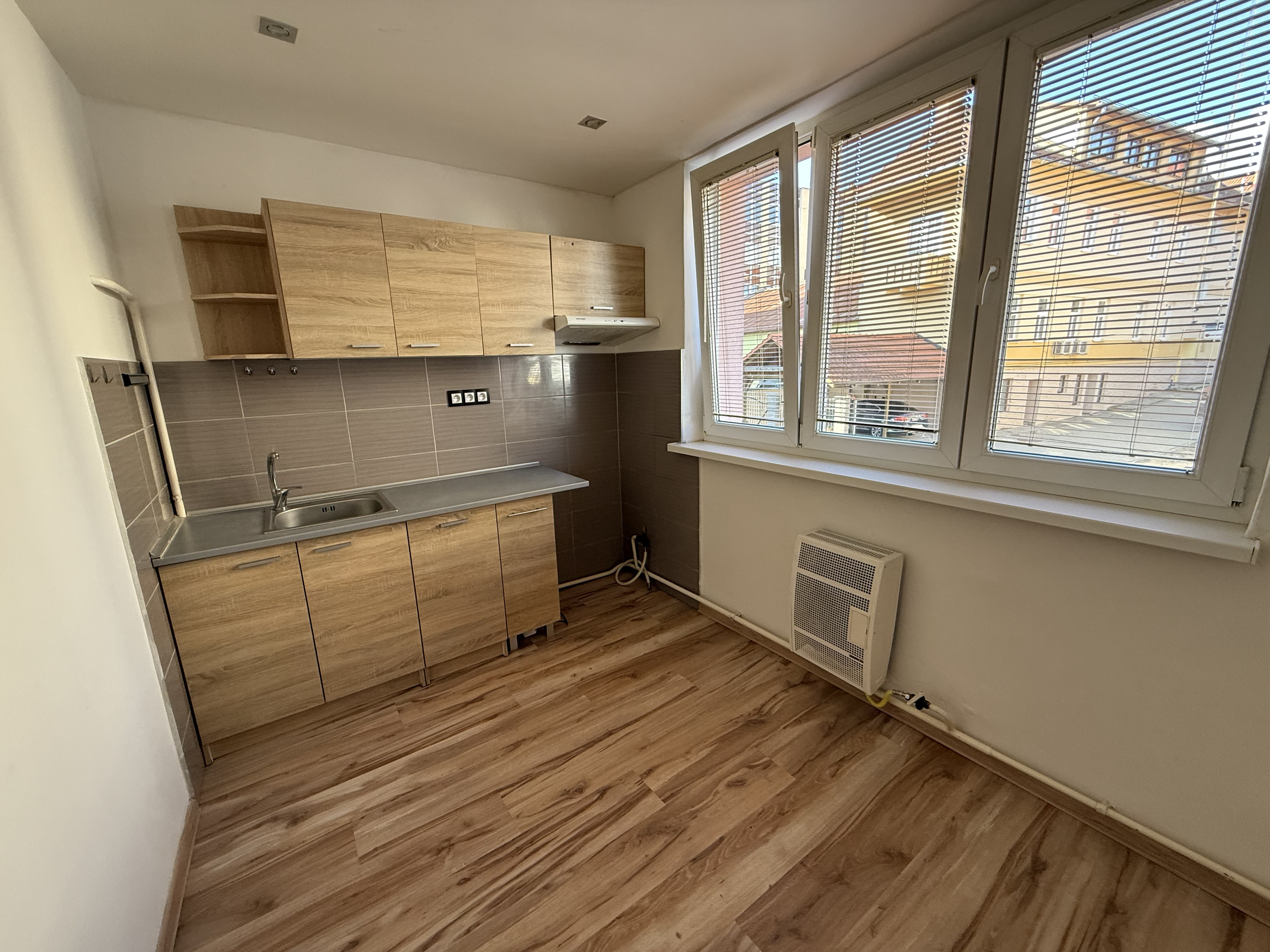 Byt 2+1 s loggiou centrum, Sp. Nová Ves