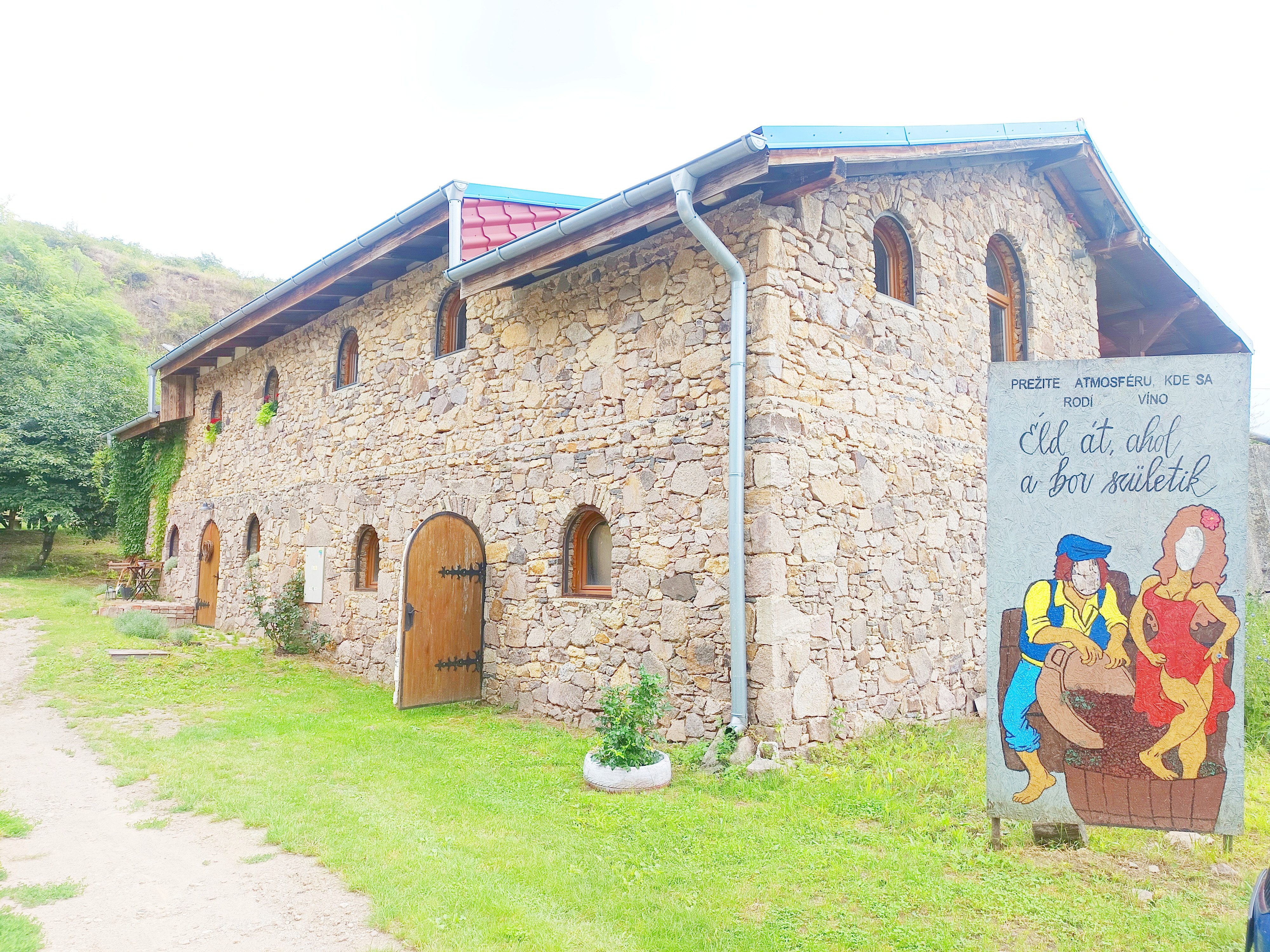 Kamenná chata s vínnou pivnicou v srdci kameňolomu