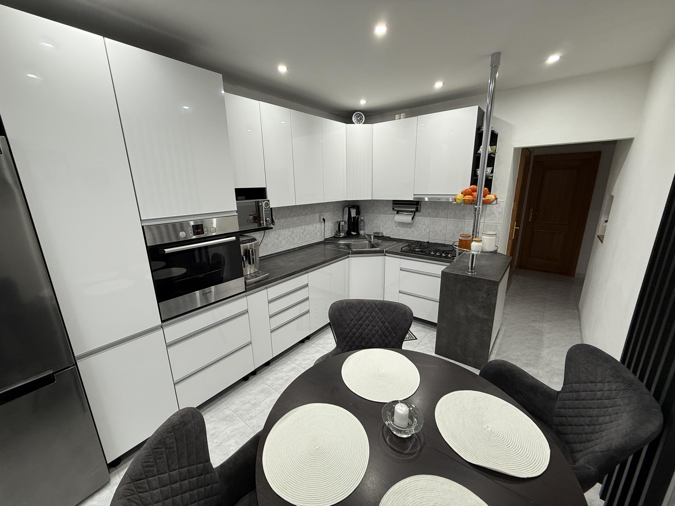 EXKLUZÍVNE: Zrekonštruovaný 4 iz. byt s loggiou, 83,7 m2,  Krompachy, blízko centra