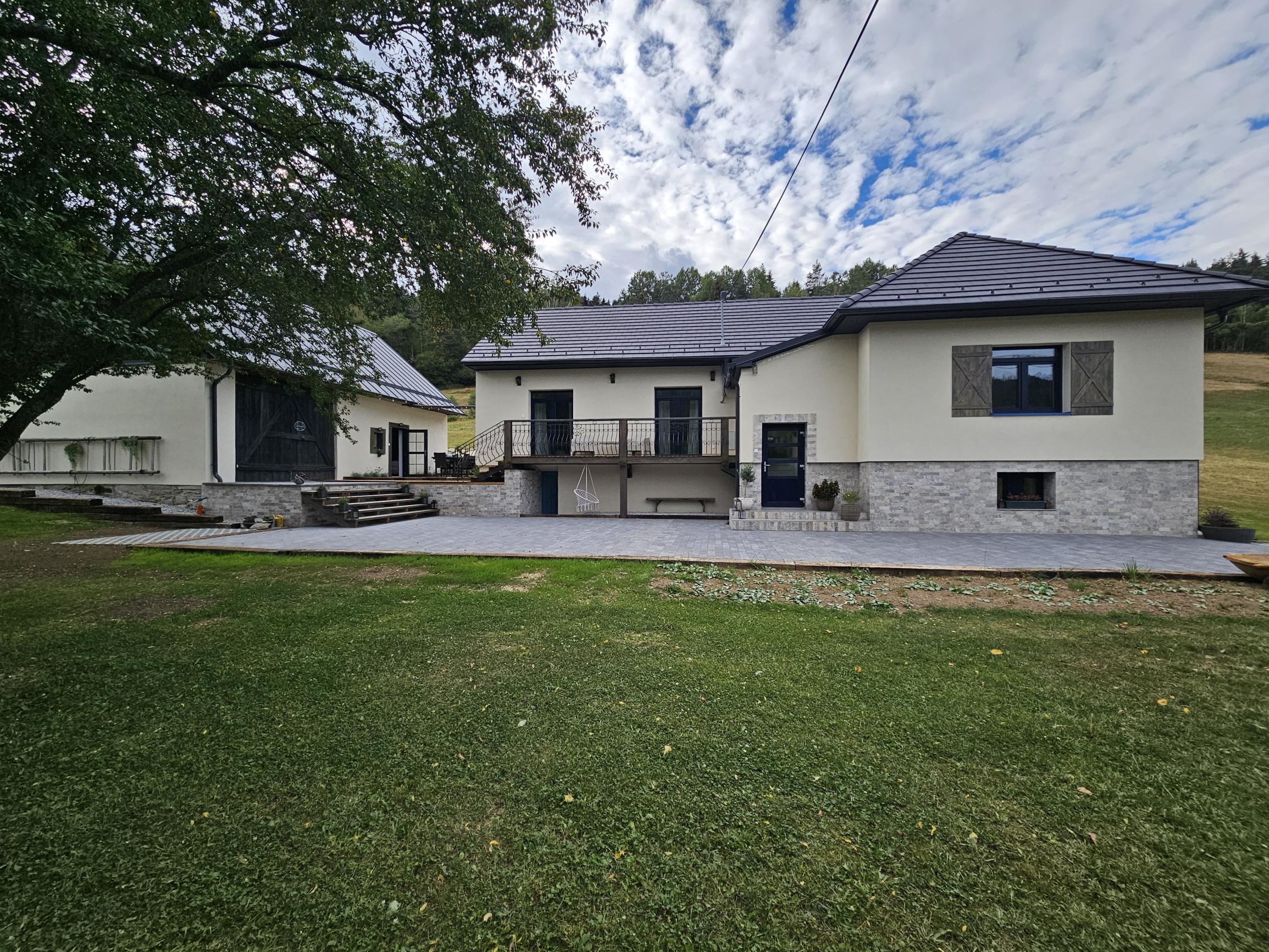 Vidiecke sídlo s pozemkom 11 903 m², herňou, garážou v obci Nálepkovo, v pokojnej časti Zahajnica, okres Gelnica