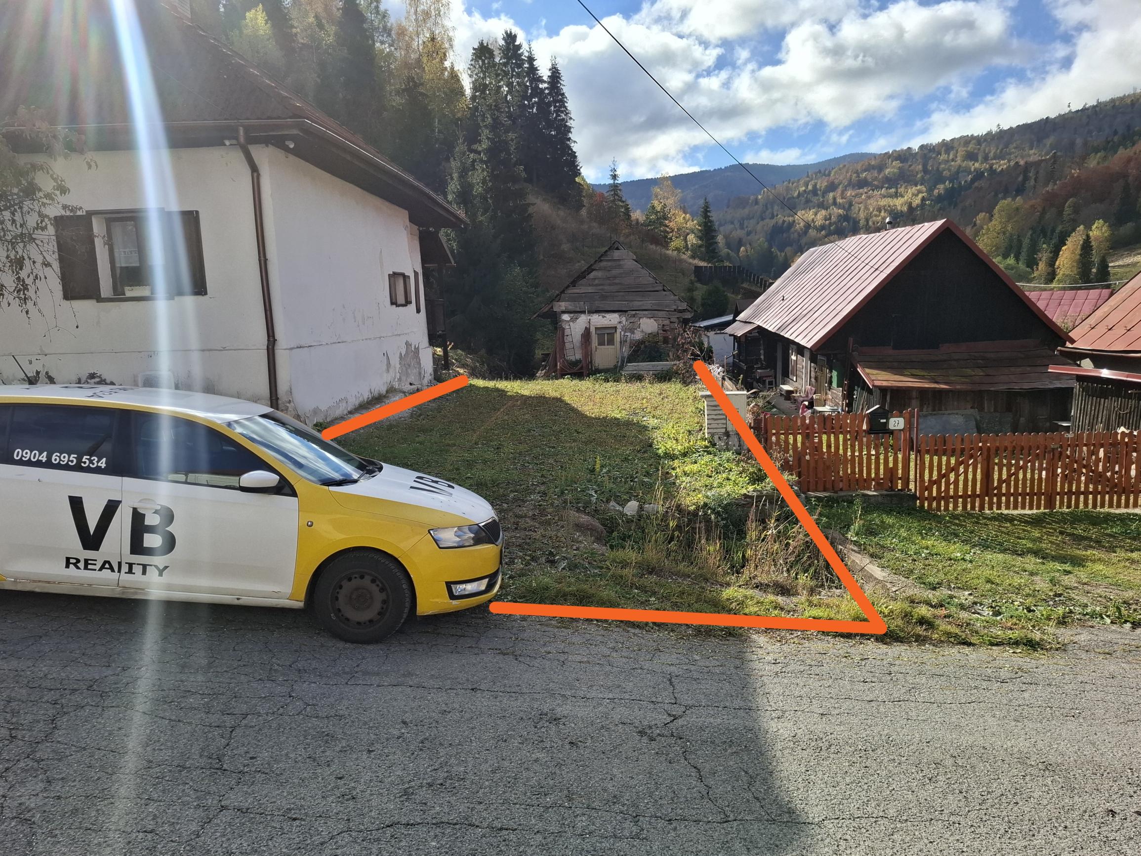 Stavebný pozemok s drevenou chalupou v krásnej obci Henclová